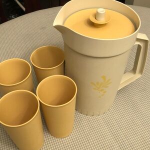 TUPPERWARE VINTAGE 2 QT PITCHER WITH BURPING SEAL LID & 4 GLASSES #T006